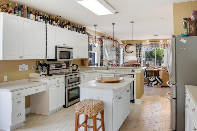 Building Photo - 2070 Chagall Cir