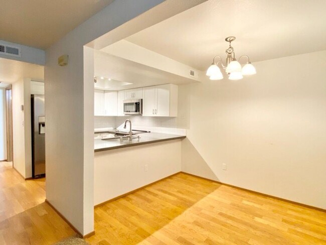 Building Photo - Quaint 2BR 1.5BA Condo in the Vineyards