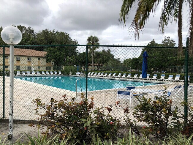 Building Photo - 506 Gardens Dr