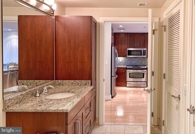 Building Photo - 8220 Crestwood Heights Dr