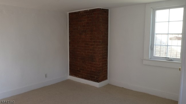 Building Photo - 14 Elm St