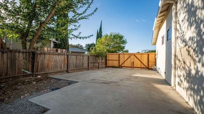 Building Photo - 4 Bedroom home with RV parking