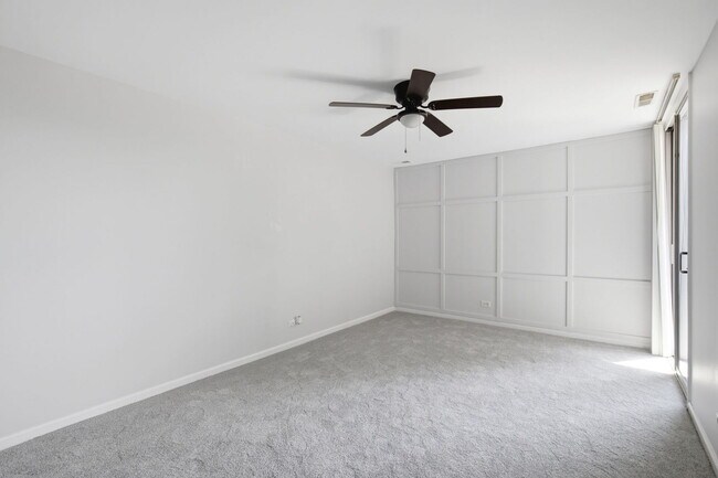 Building Photo - 5950 Oakwood Dr