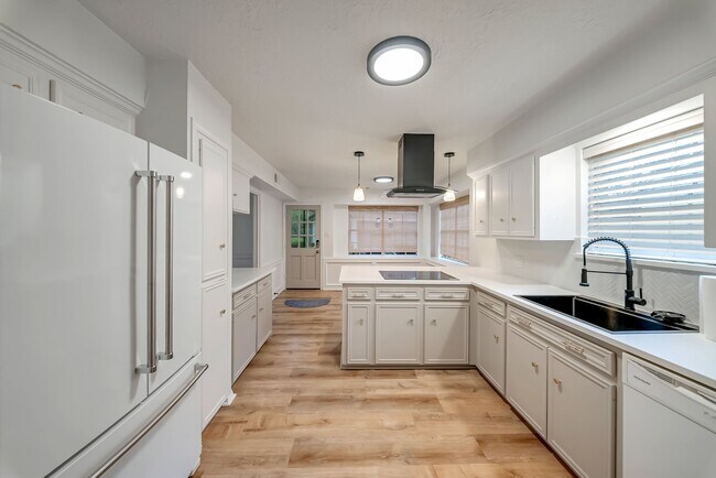 Building Photo - 16326 Heatherdale Dr