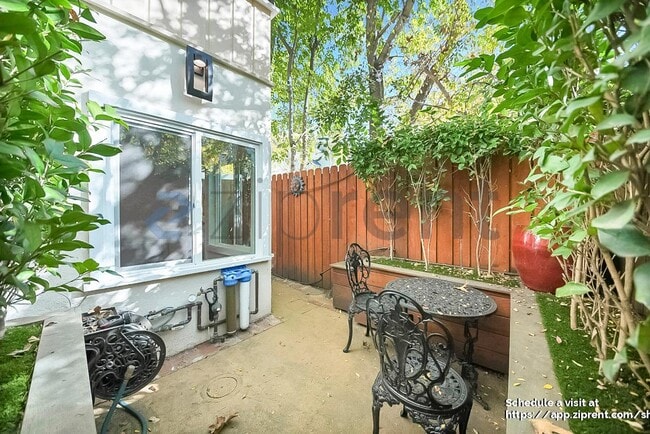 Building Photo - 2122 N Beverly Glen Blvd