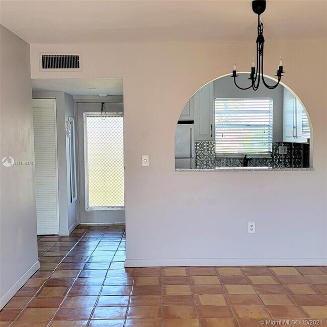 Building Photo - 3000 Sunrise Lakes Dr E