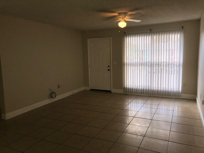 Building Photo - Spacious 2 Bedroom, 1 Bathroom Condo