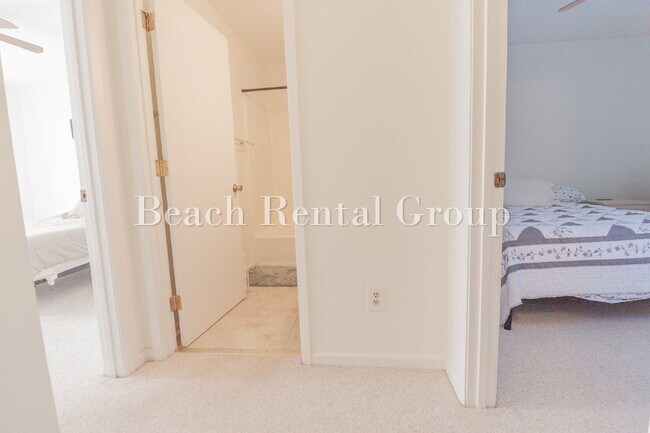 Building Photo - No HOA Furnished Townhouse close to Ocean