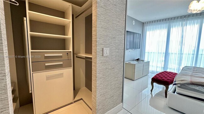 Building Photo - 495 Brickell Ave