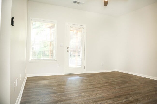 Building Photo - 851 Stratum Way SE