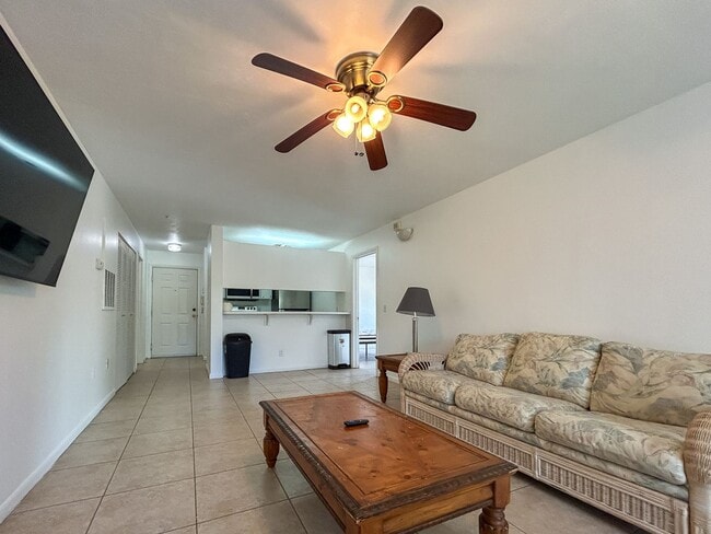 Building Photo - ROOM FOR RENT Charming 1/1 in University T...