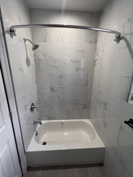 Shower - 825 E Madison St