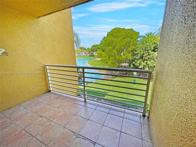 Building Photo - 9735 Fontainebleau Blvd
