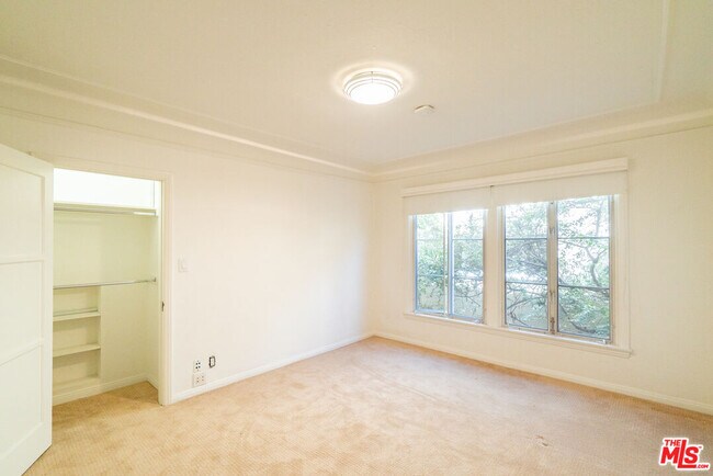 Building Photo - 441 S Bedford Dr