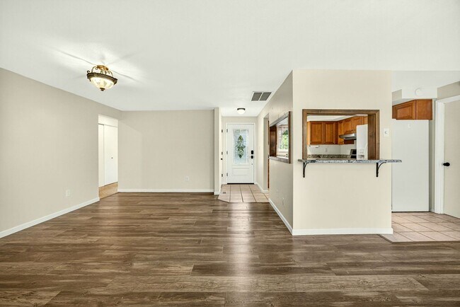 Building Photo - Unfurnished Light-Filled, Beautifully Updated 3-Bedroom Home in Jacksonville