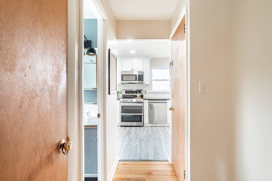 Building Photo - 2346 Pine St