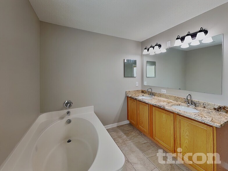 Building Photo - 13561 Linden Dr