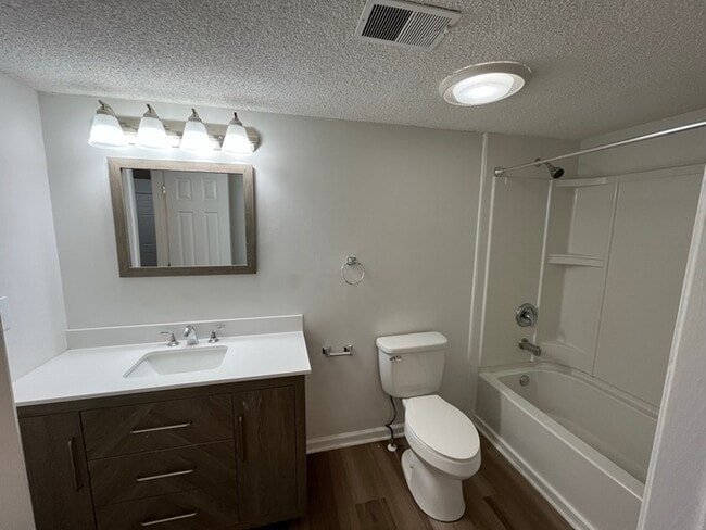Building Photo - Renovated 1 bed 1 bath condo in gated comm...