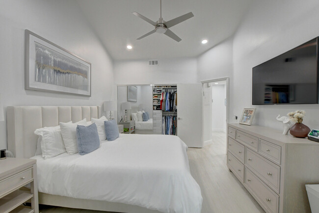 Building Photo - 6553 Via Regina