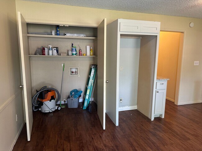 Building Photo - This duplex offers 3 spacious bedrooms, 2....
