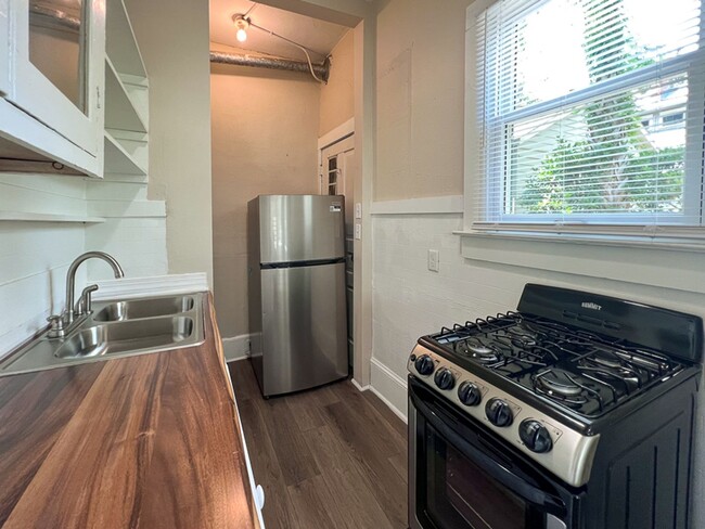 Building Photo - 1BR/1BA UPDATED Apartment in Duck Pond Are...