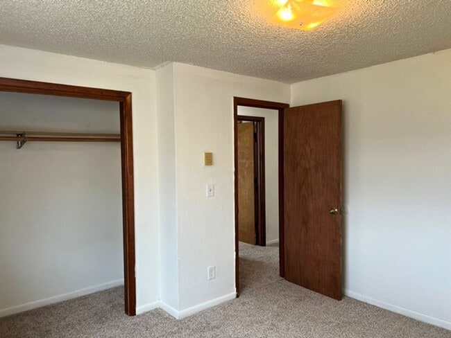 Building Photo - 385 Dianne Ct