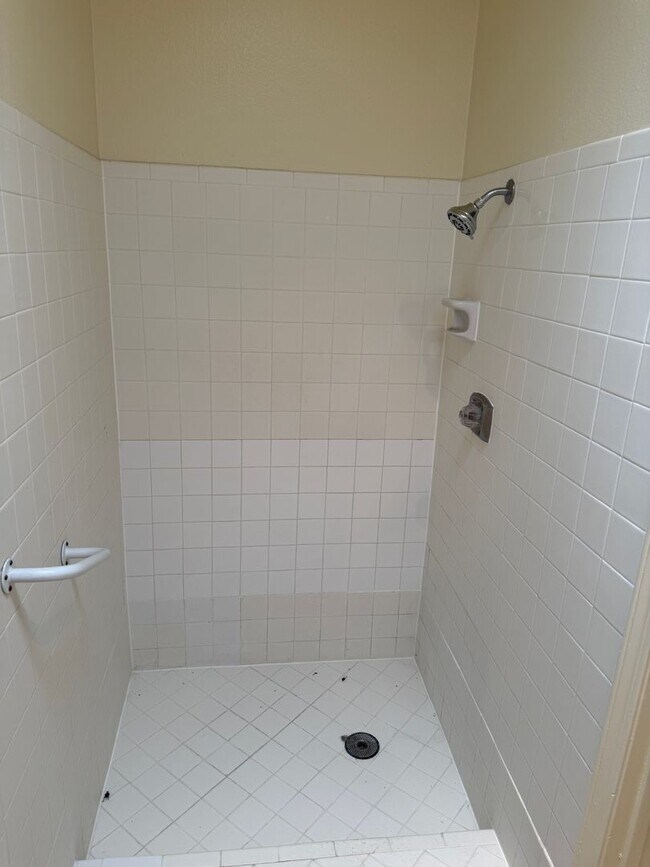 Building Photo - Great location.  4 Br, 1 3/4 Ba, 2 living areas, spacious yard.