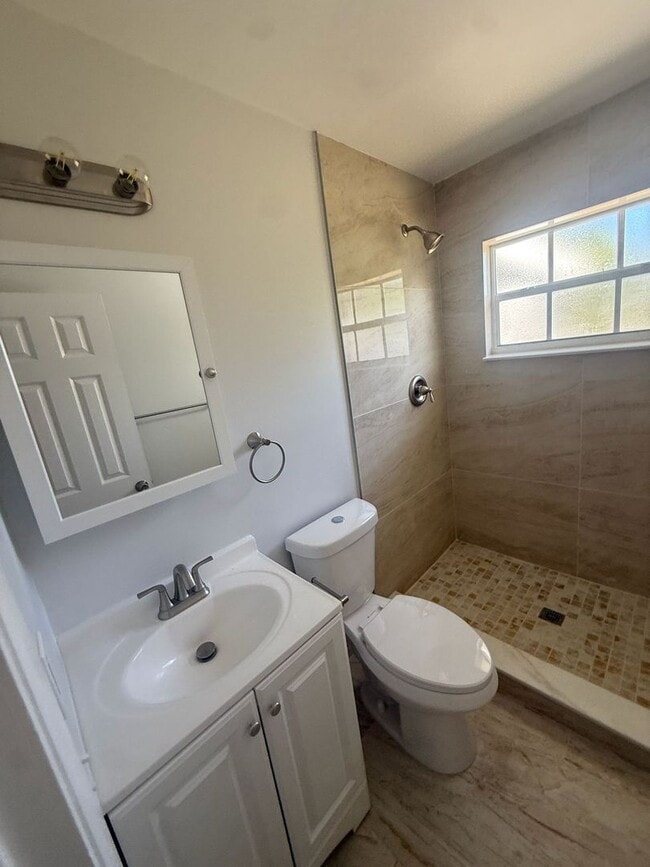 Building Photo - Renovated 4/3 Home ready to move in!