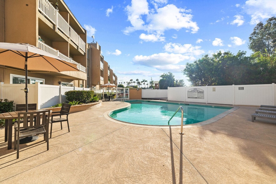 Building Photo - 3030 Suncrest Dr