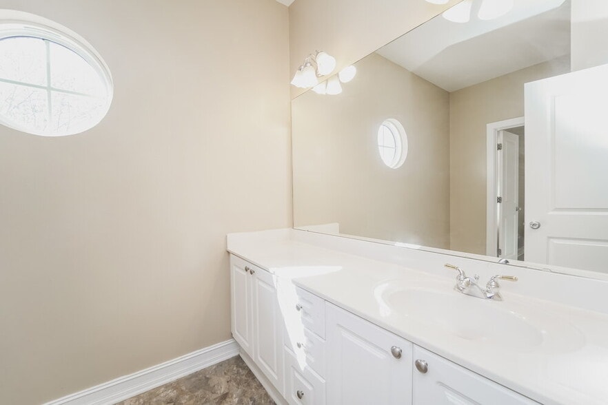 Building Photo - 8607 Castle Cliff Dr