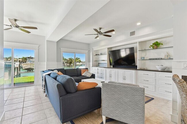 Building Photo - 2822 W Vina Del Mar Blvd