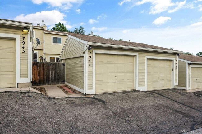 Building Photo - 7941 Lexington Park Dr