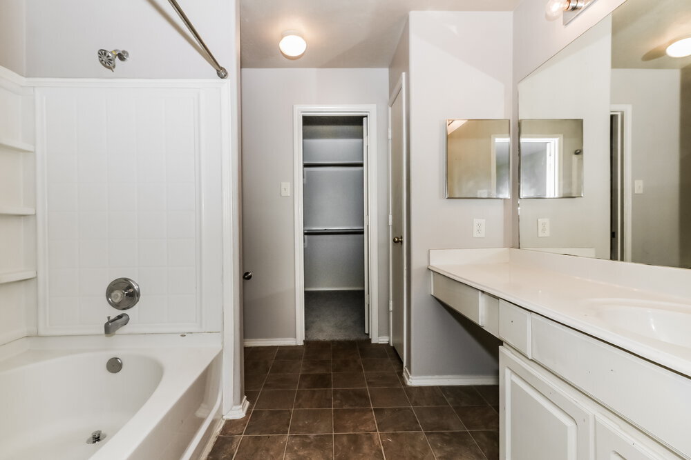 Building Photo - 19710 Rocky Shores Dr