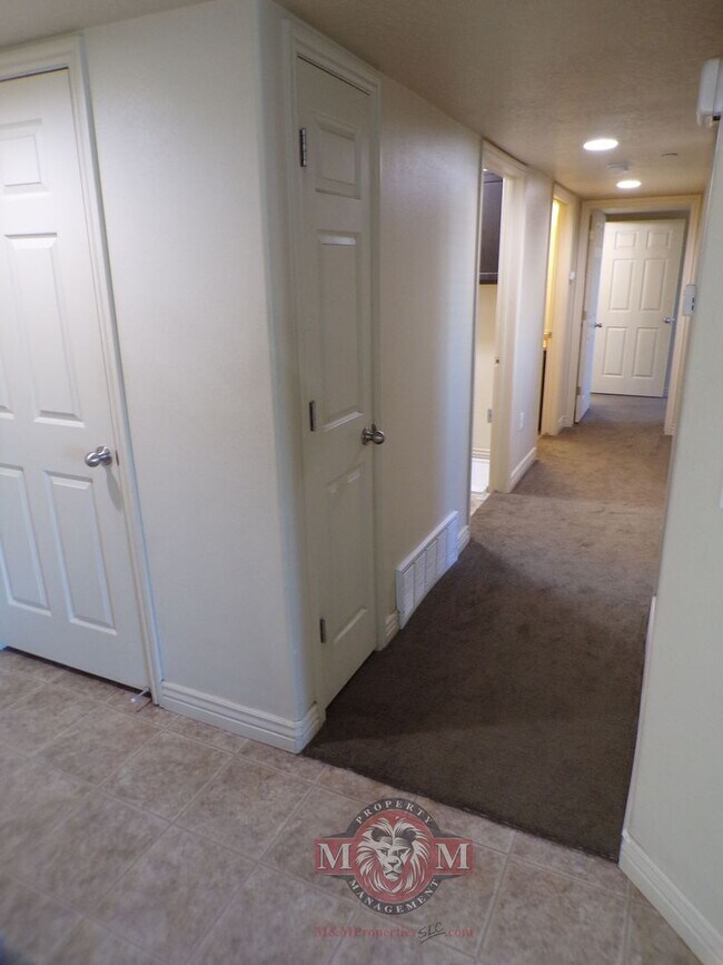 Building Photo - Great 3 Bed 2 Bath Sandy Condo!!