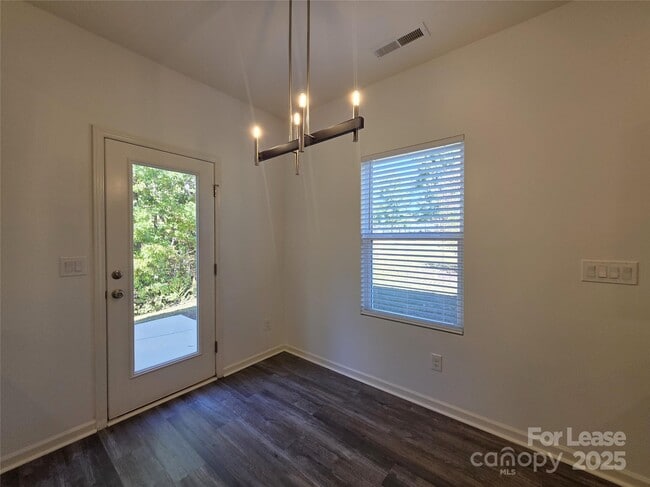 Building Photo - 150 Pin Oak Ct