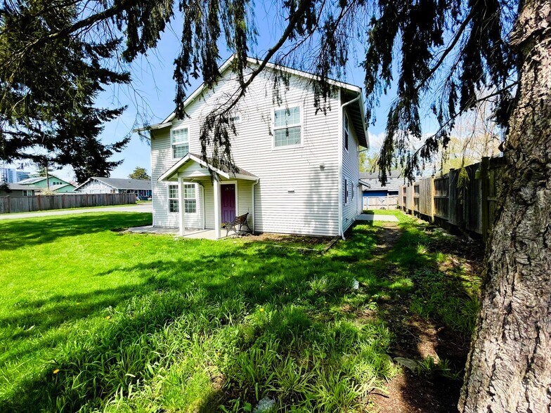 Building Photo - Bright Everett Home with 2-Car Garage(NEW PAINT AND CARPET)