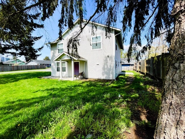 Building Photo - Bright Everett Home with 2-Car Garage(NEW PAINT AND CARPET)