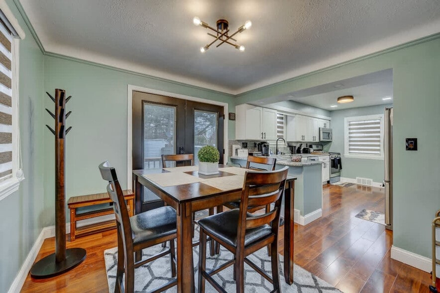 Building Photo - 3855 Grosvenor Rd