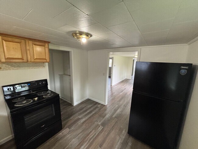 Building Photo - 547-R547 Mary St