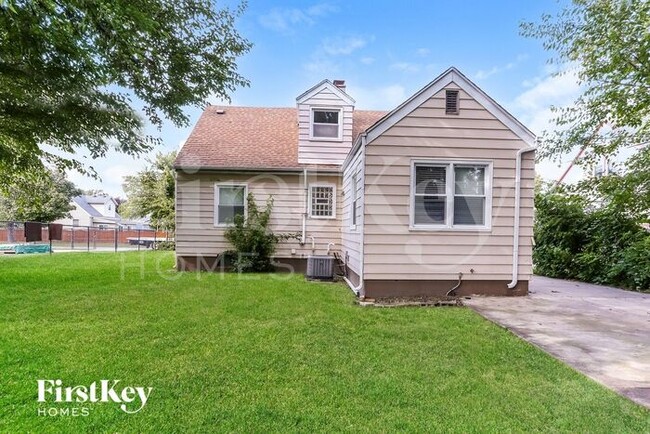 Building Photo - 6667 Glenview Dr