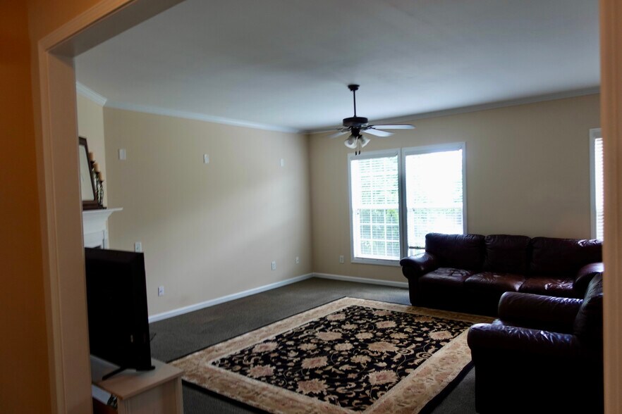 Building Photo - 3304 Chastain Gardens Dr NW