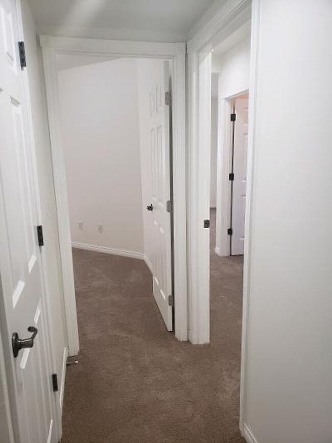 Building Photo - Down Town Tacoma Condo/Town House! Gas Lam...