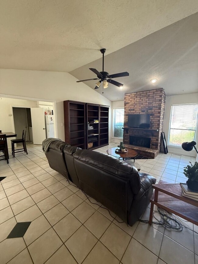 Building Photo - 3 Bed 2 Bath Home For Lease August 1!
