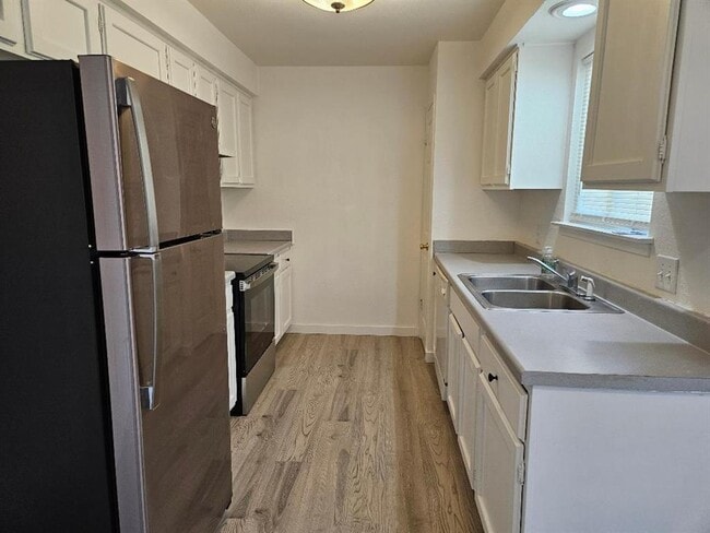 Building Photo - 1511 W Mesa Park Dr