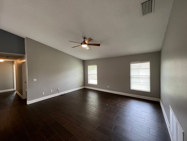 Building Photo - Fountain Lakes Community