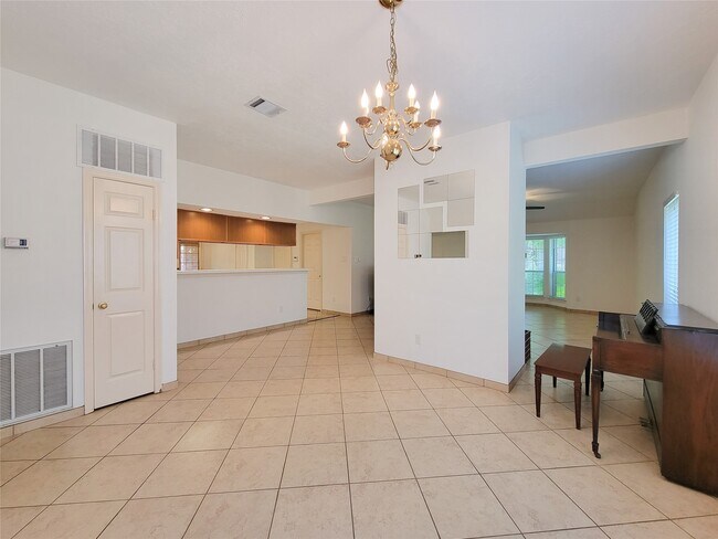 Building Photo - 2431 Edgewood Dr
