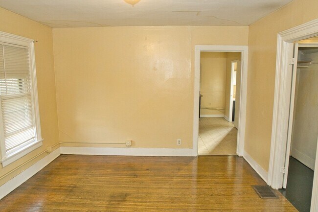 Building Photo - 865-869 Clifford