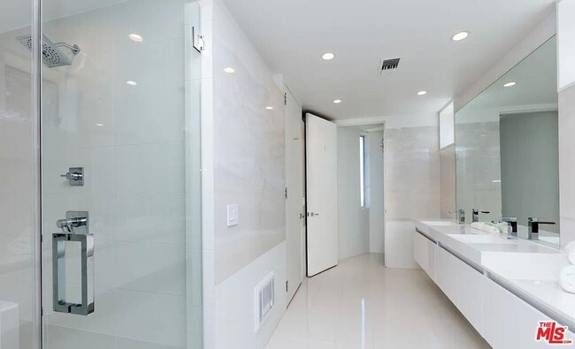 Building Photo - 2528 Westridge Rd