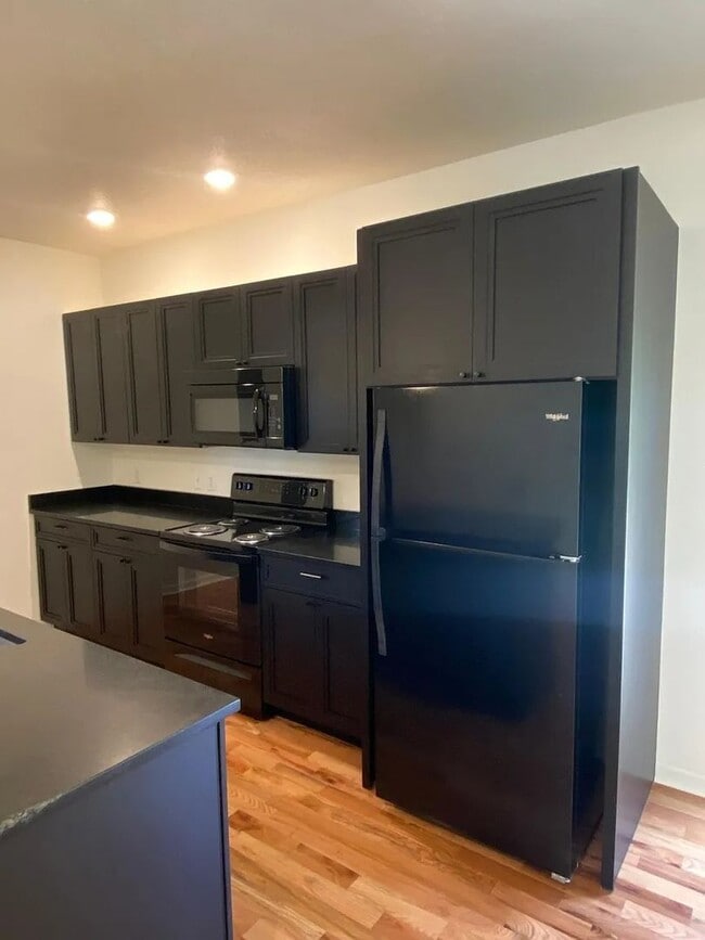 Building Photo - 610