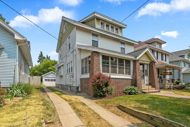 Building Photo - 220 Valley Ave SW